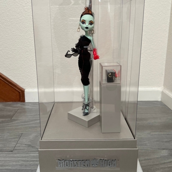 OFF-WHITE c/o Monster High Electra Melody Doll (Mattel Creations) - Picture 1 of 2